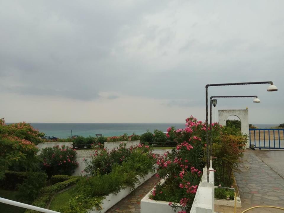 Right Across The Sea Villa Nea Kallikrateia ภายนอก รูปภาพ